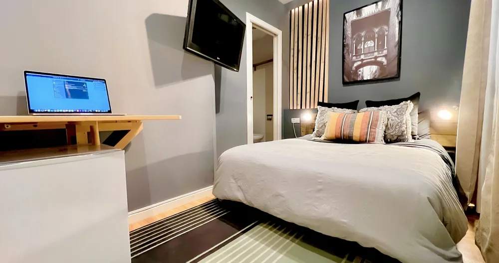 BH1 Double Room with Private Bathroom in the Heart of Barcelona - Picture 1