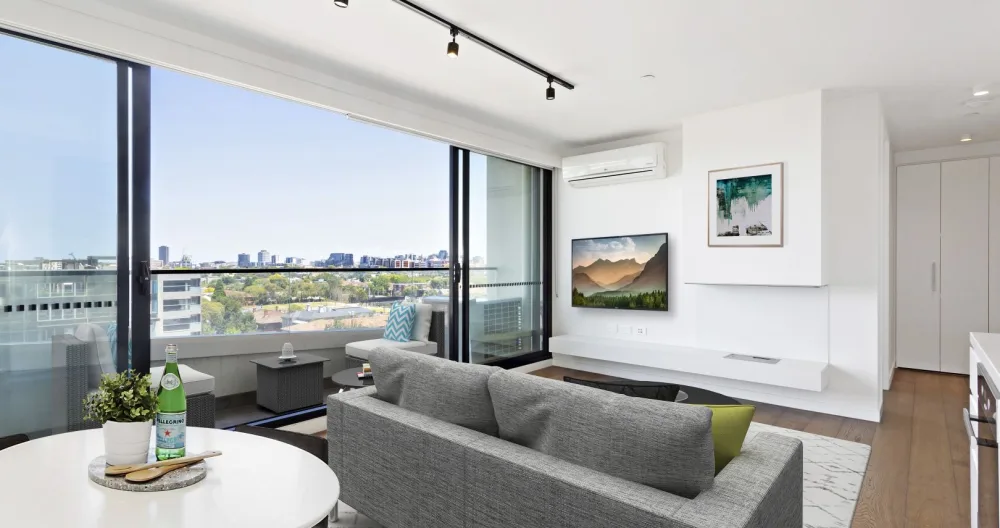 Spectacular views of Port Phillip Bay and central location apartment - Picture 1