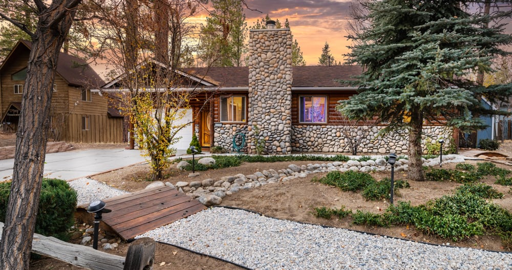 Winterland Cottage - AC • EV • Fenced • Spa • Fire Pit • Close to All - Picture 1