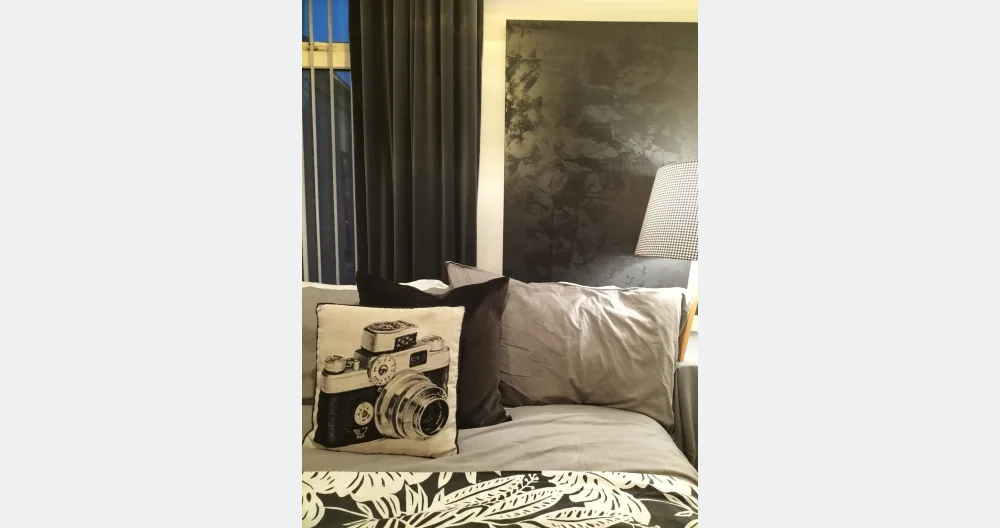 Anuncio de Ryan en misterb&b - House full of artwork and prints; including commissioned acrylic on canvas featured in guest room
