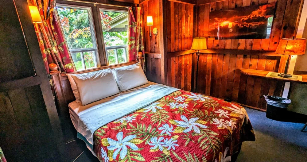 Kehena Beach - Gay/LGBTQIA+ Clothing Optional - Queen Room - Picture 1