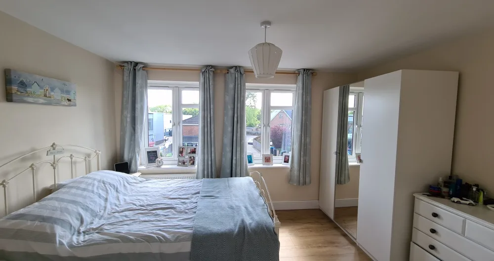 Paul's listing on misterb&b - Large Main bedroom with King Bed wardrobe and drawers 