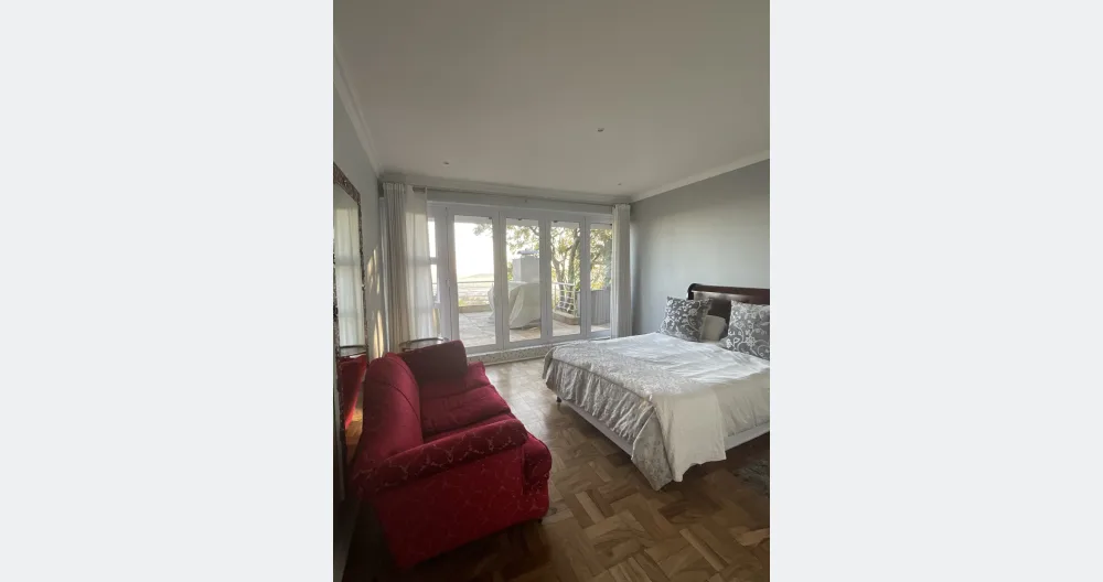 L'annuncio di Hannes su misterb&b - Bedroom 1 kingsize bed, staking Doors open to patio. 