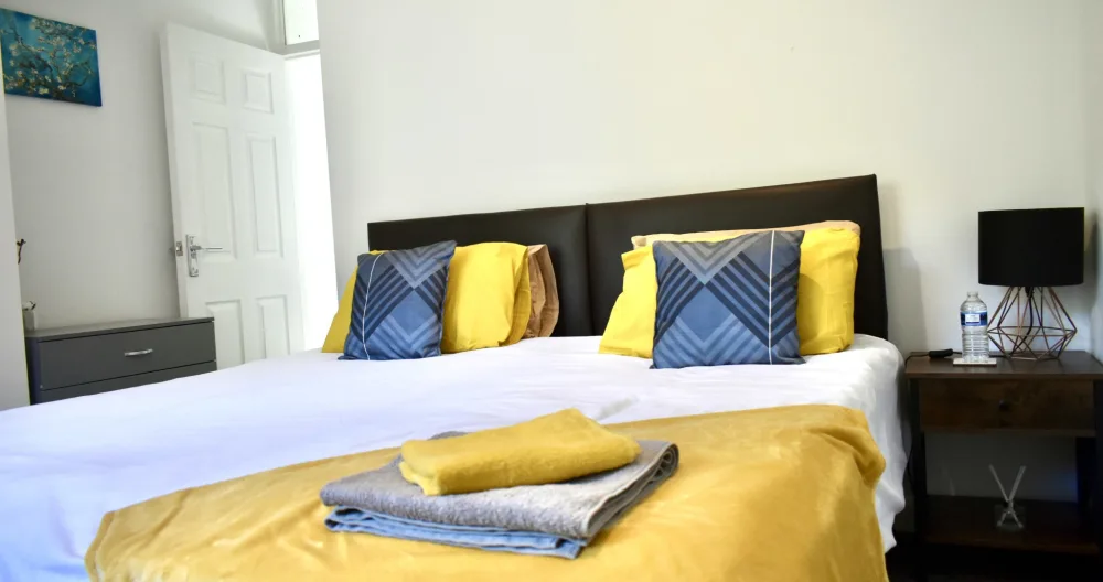 Homely 2 Bed | Long Term | Best Rates Book Direct - Photo 1