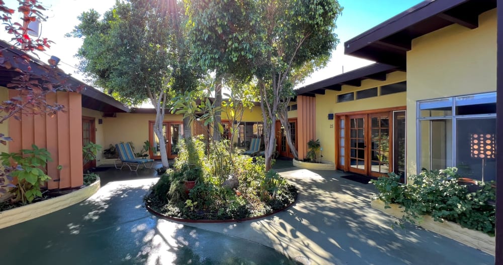 Thomas's listing on misterb&b - Atrium Courtyard