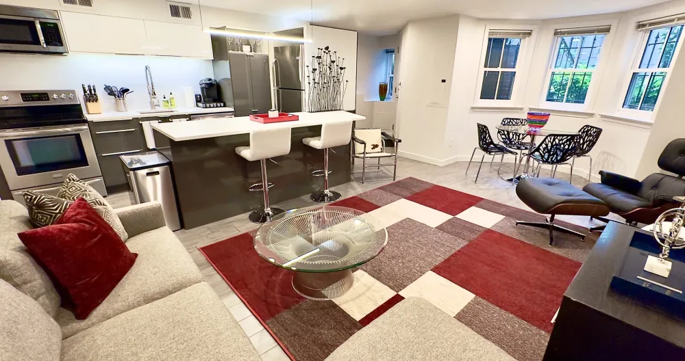Keiths Inserat auf misterb&b - Living room, kitchen & dining room - open floor plan.