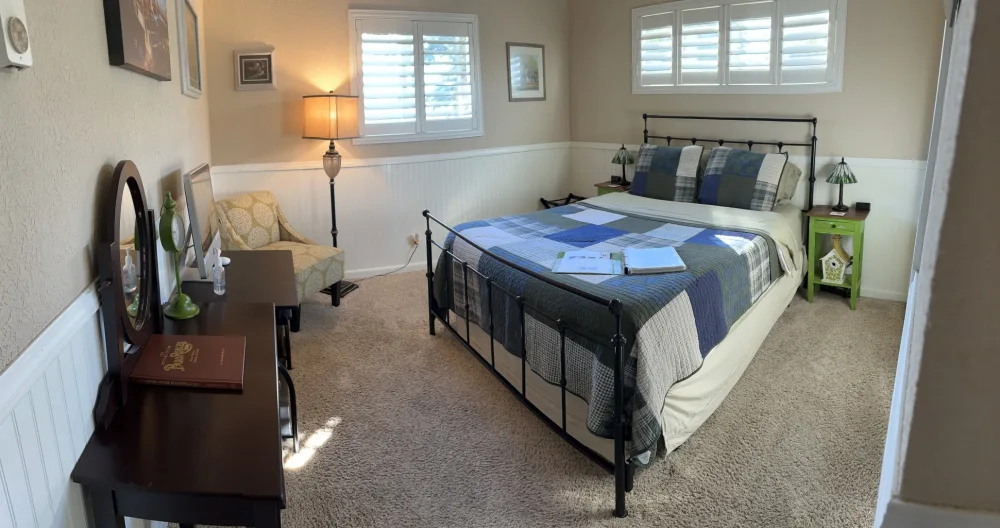 Anuncio de BillandJJ en misterb&b - Plenty of light & easily made dark with shutters, work space, TV, Vanity w/lighted mirror, luggage rack, chair, and closet with towel rack, robes, and garment steamer.