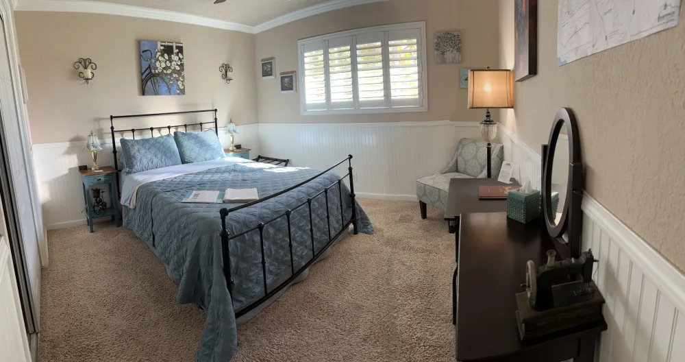 Anuncio de BillandJJ en misterb&b - Plenty of light & easily made dark with shutters, a vanity, and a desk.
