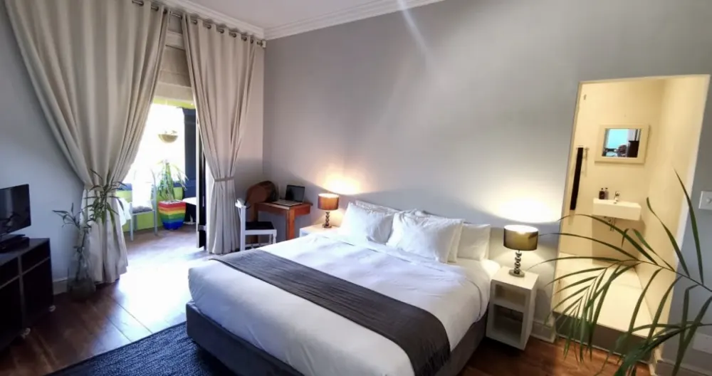 Julians Inserat auf misterb&b - King size room - en-suite shower/toilet Perfect mountain views and large shared balcony. Great for sundowners and morning sun 