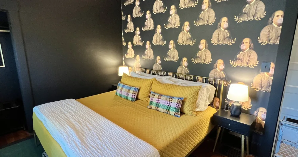 Codys Inserat auf misterb&b - Tuft & Needle king bed with six pillows and 680 thread count sheets