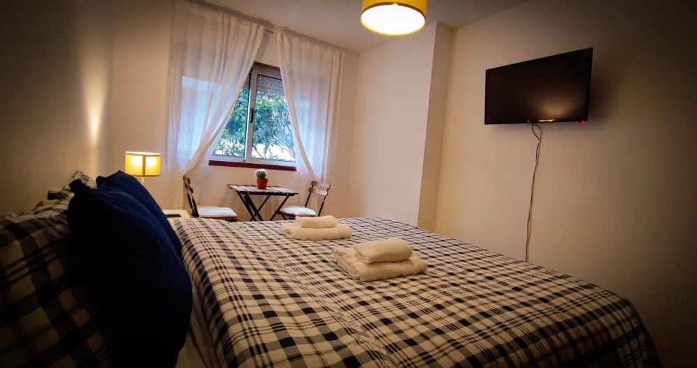 Quiet room for those looking to explore the beautiful city of Porto. - Picture 2