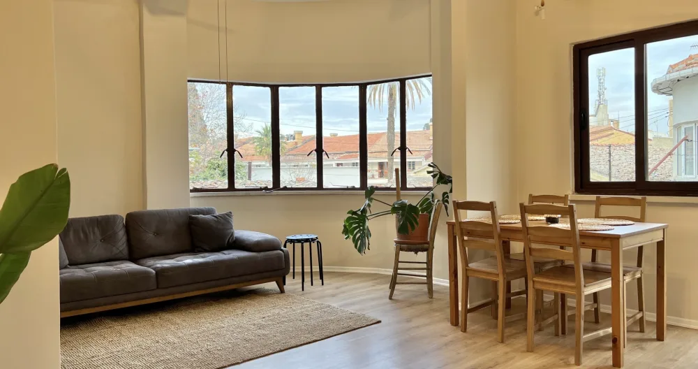 Stylish and Spacious Old City Apartment - Picture 1