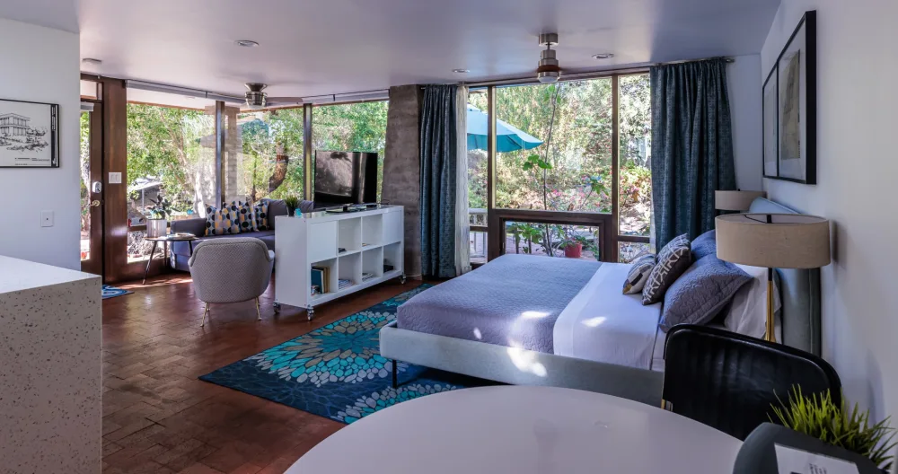Alessandro's listing on misterb&b - This bright and spacious studio features floor to ceiling windows, full kitchen and bathroom, large walk in closet with washer and dryer.  "Wonderful studio! Exceeded our expectations. One of our best experiences to date." Michael Q.