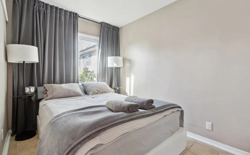 HOLLYWOOD GEM - Newly Renovated, Deep Soak Tub, Queen Bed!  - Picture 1