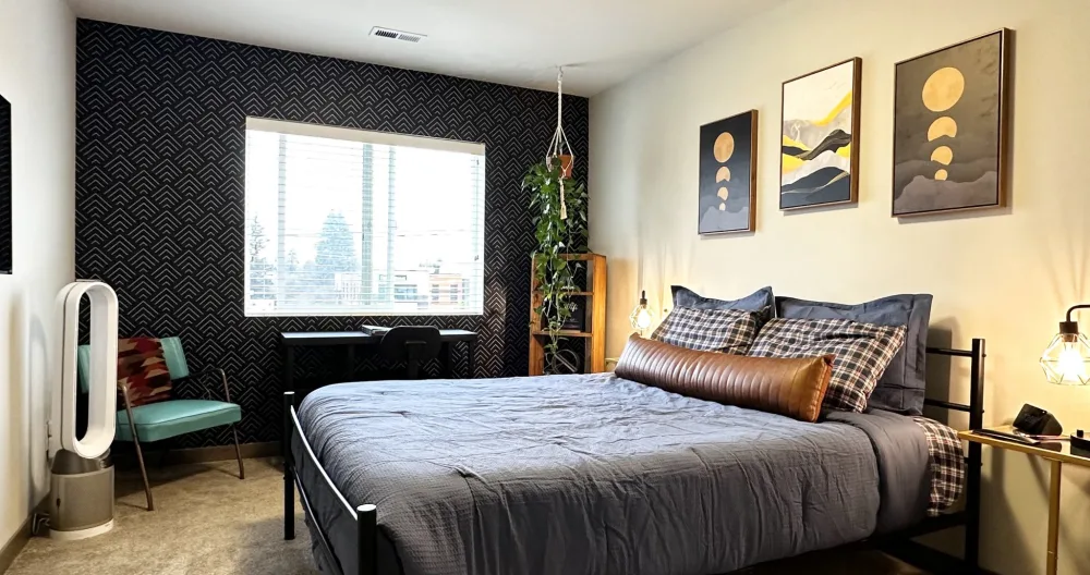 Dale and Connors Inserat auf misterb&b - Large room with queen mattress and anything you would need during your stay! 