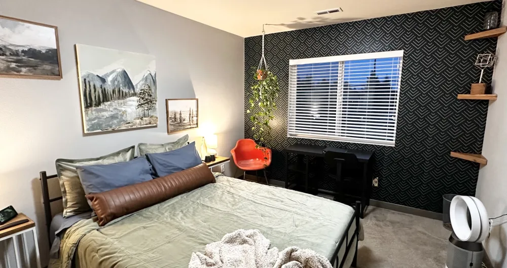 Dale and Connors Inserat auf misterb&b - Large bedroom with comfy queen bed and everything you will need during your stay 