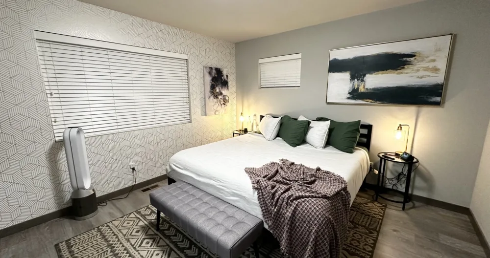 Annonce de Dale and Connor sur misterb&b - Large room with an ensuite, king bed and anything you would need during your stay with us! 