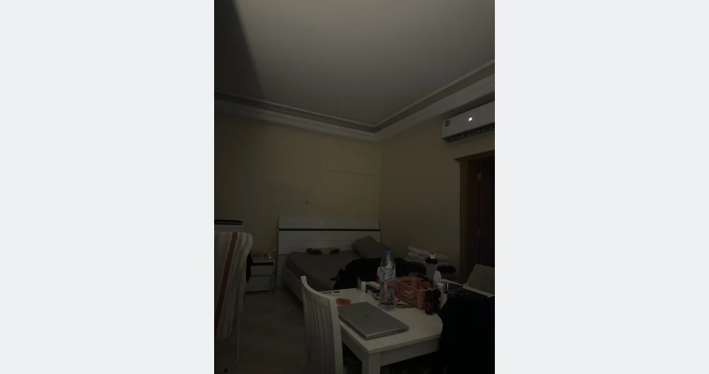 J'ai un appartement 1 Bhk propre et soigné qui contient un lit de grande taille. - Photo 2