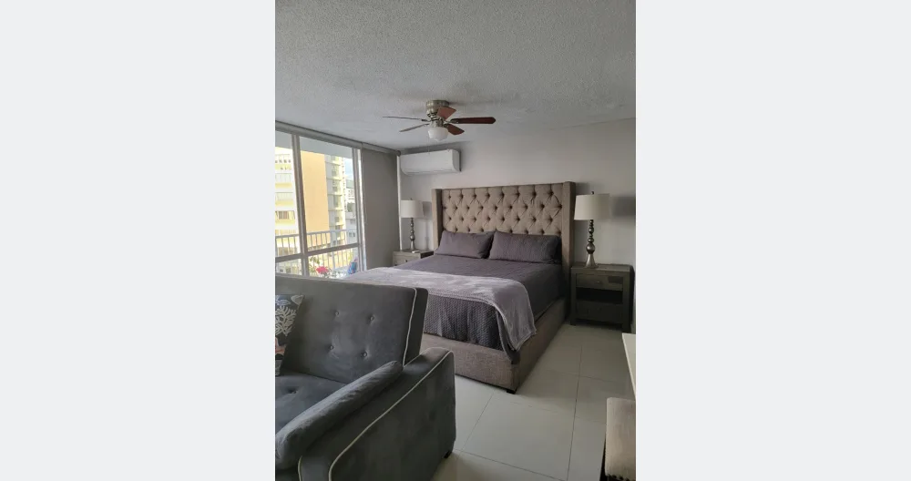 Carlos and Jeffs Inserat auf misterb&b - King-size bed, nightstands with USB chargers.