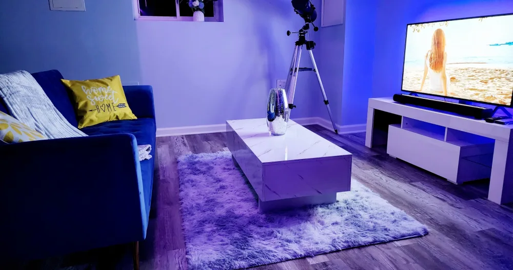 Anuncio de Hanson en misterb&b - Living Room with LED Lights