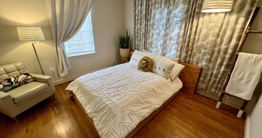 Rodney and Jake's listing on misterb&b - The bedroom