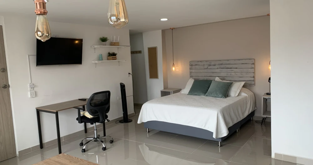 Air conditioning + 15 minutes to Poblado Station + Queen bed - Picture 1
