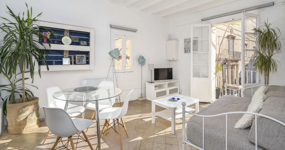 Welcome to our charming apartment in the heart of the historical center - Picture 2