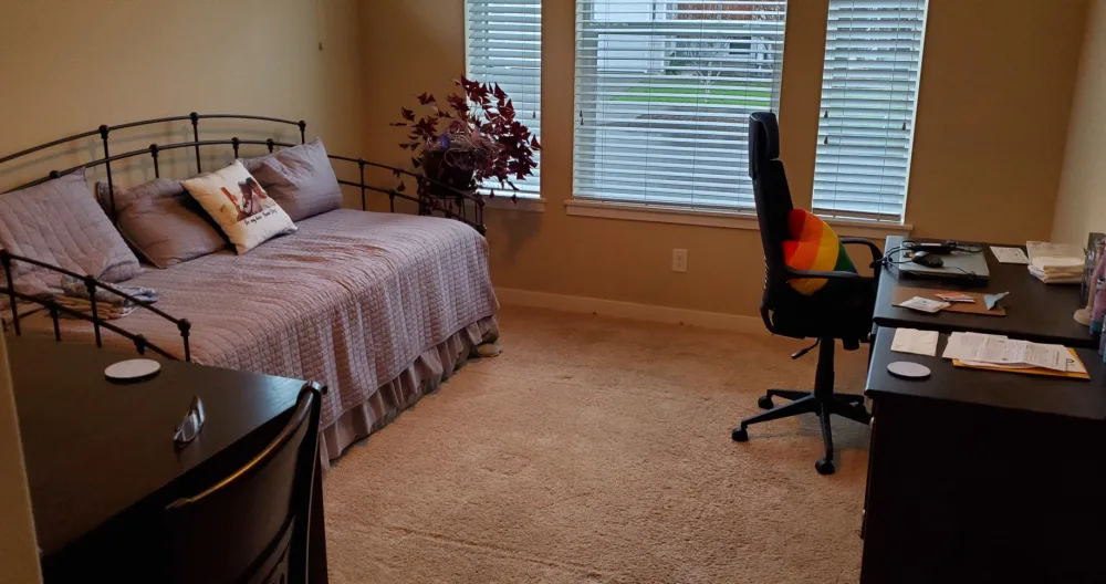 Deej (&Gary)'s listing on misterb&b - guest room with walk-in closet 