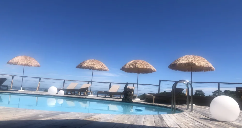 Willy's listing on misterb&b - Piscine avec vue imprenable sur la grande terre 
La terrasse de la piscine fait 400 m2