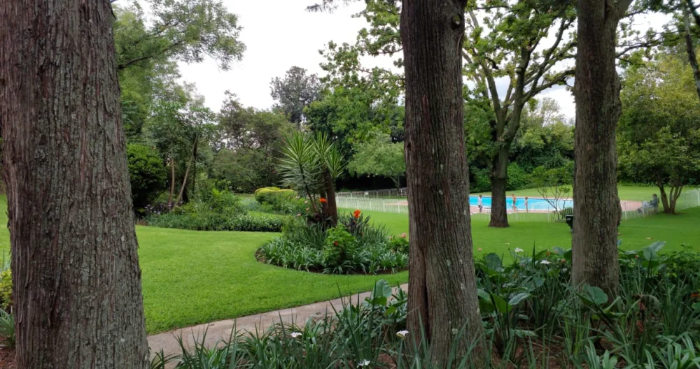 Raymond's listing on misterb&b - Extensive gardens with a wonderful pool