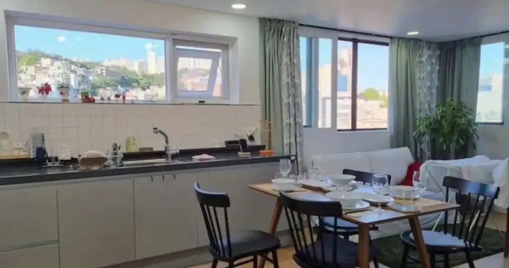 Anúncio de Willie em misterb&b - 탁트인 부엌 / Spacious Kitchen.