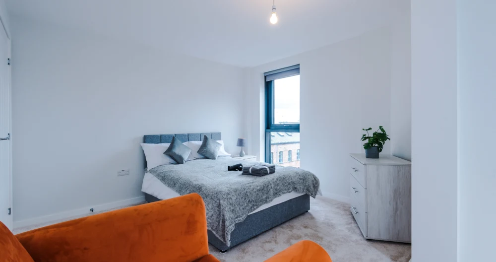 Spacious & Modern 2 Bed Apt, 5 Mins from Leeds - Picture 1