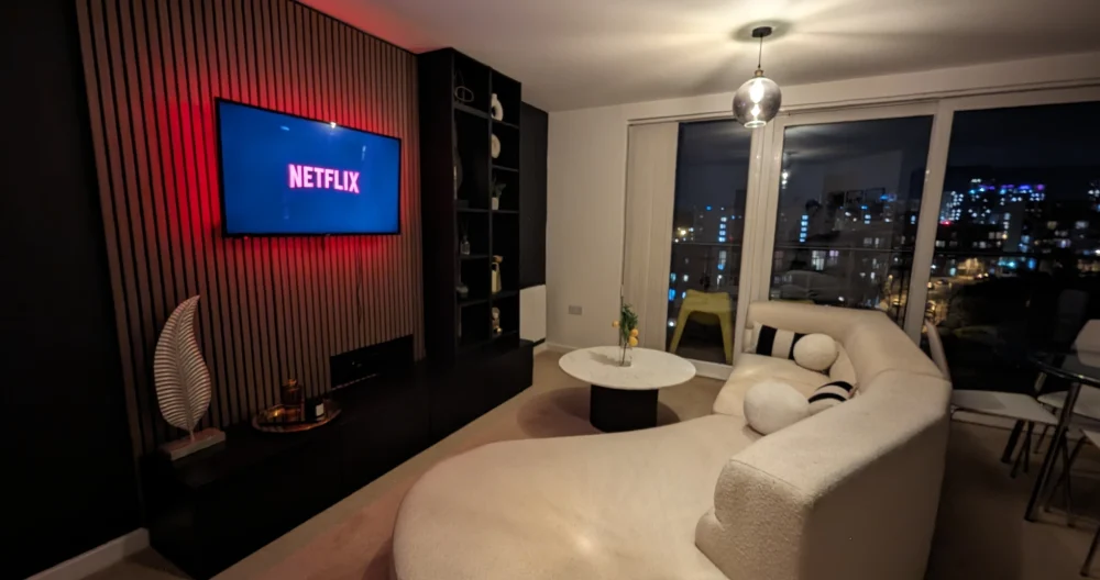 Luxe 2 Bed Sanctuary | Parking Included - Picture 2
