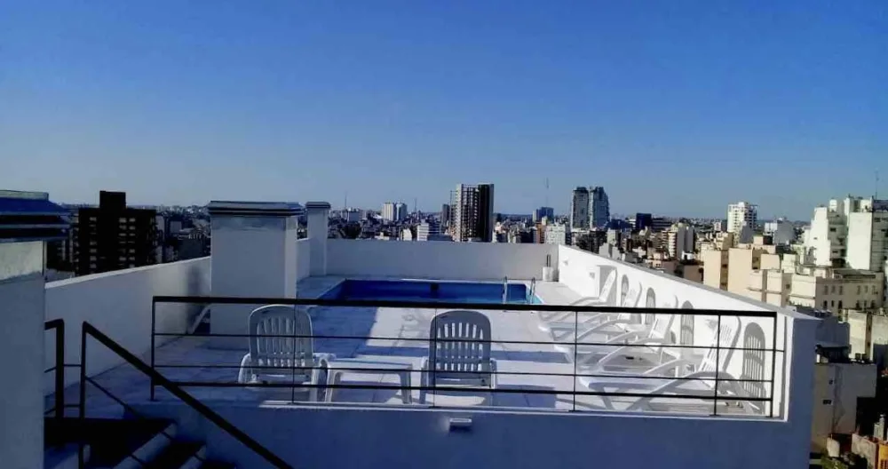 Anúncio de Laura em misterb&b - Come unwind from everything in our rooftop swimming pool! //  Relejate y disfruta de nuestra pileta, con vistas hermosas a la ciudad!