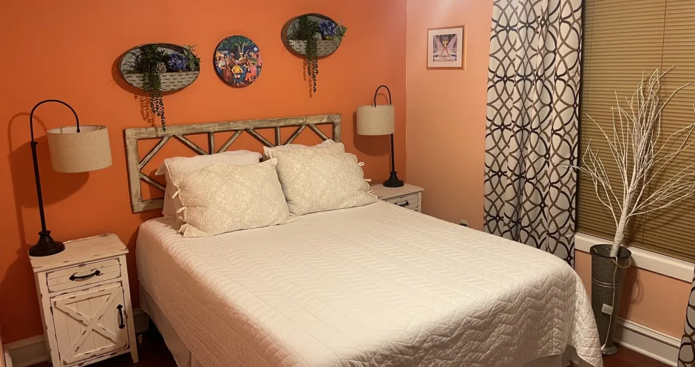 L'annuncio di Jordan su misterb&b - Cozy bedroom with brand new memory foam mattress (medium firmness).