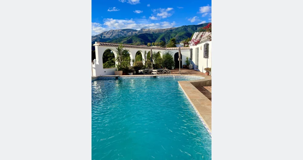 Annonce de Michael sur misterb&b - Private south west facing 10m x 5m pool with terrace, sun loungers, umbrellas etc. Stunning mountain and sea views