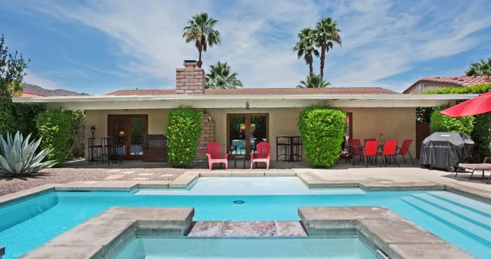 Stephane's listing on misterb&b - Private salt water pool and jacuzzi for you to relax and yet keep your skin soft