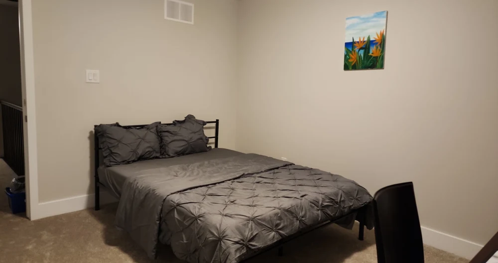 Gemütliches Zimmer mit Schreibtisch und Küche/Selbsteinchecken in Kanata#3 - Foto 1