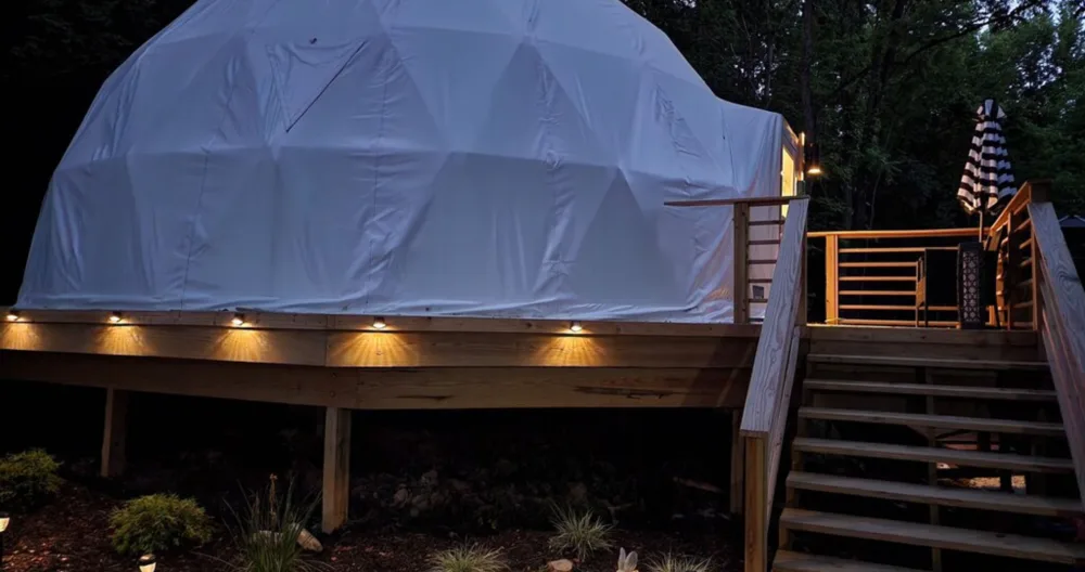 Anuncio de Brent en misterb&b - 750 Square Foot Geodome. 