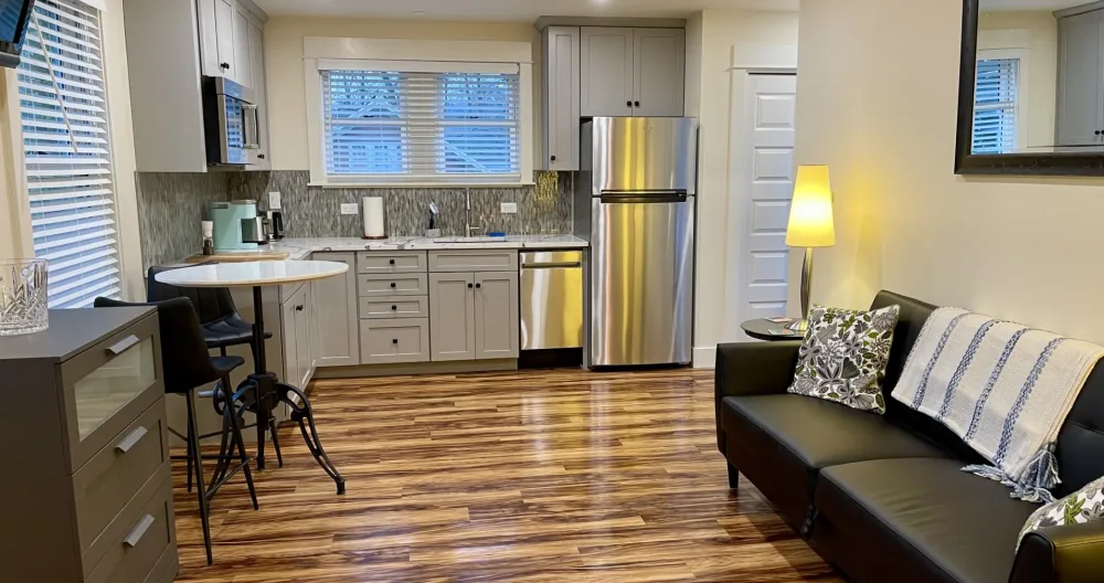 Anuncio de Zachary en misterb&b - Sit back and enjoy some wine after a long day of hiking or exploring urban Portland!