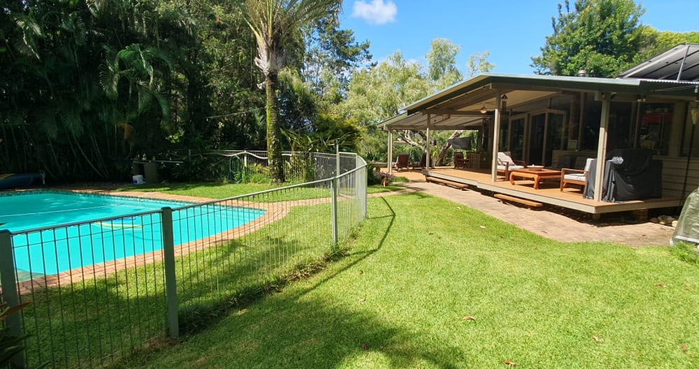 L'annuncio di Kevin su misterb&b - Spacious decks overlooking the pool.