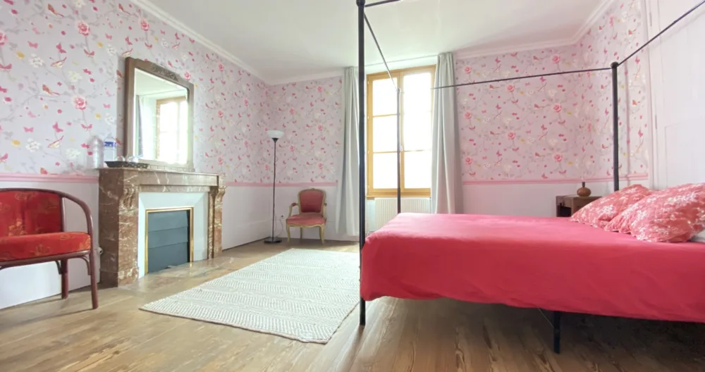 Spacious bedroom in Bresse manor house - Picture 2