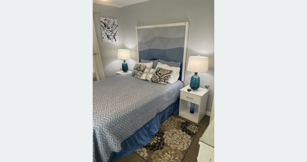 Daivs Inserat auf misterb&b - Colorful, festive bedroom with matching and tables and coordinating lamps. There are plugs in USBs behind the lamps.