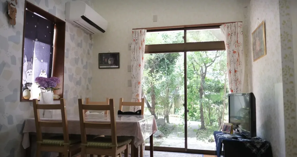 Makiko's listing on misterb&b - On sunny days, this place is bright and feels good. Cute birds often visit the trees in our garden. You can hear them singing. Our home in a quiet area is ideal for work or relaxation. Enjoy our selection of coffee and tea as you unwind.
