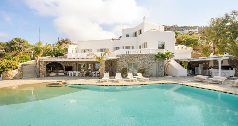 Villa situated in the heart of Mykonos on an expansive 5600 sqm estate - Picture 1