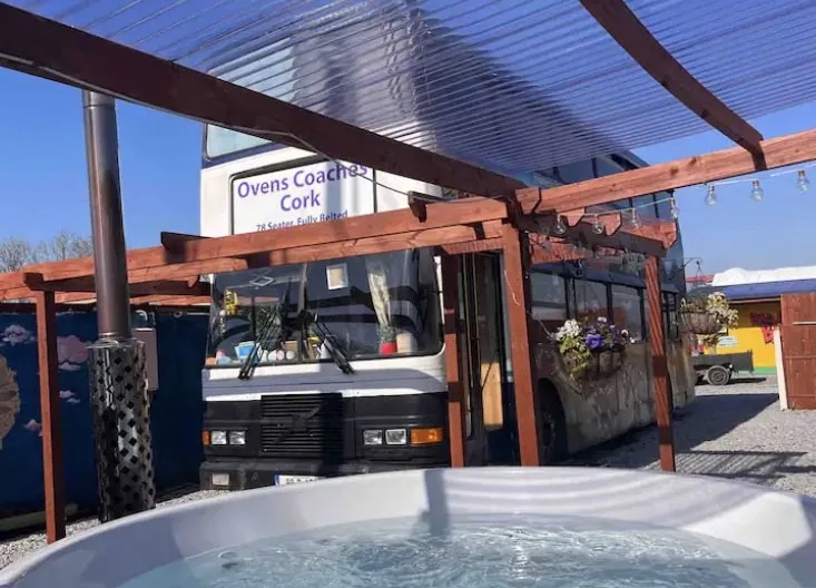 Venez séjourner dans notre bus à impériale magnifiquement converti ! - Photo 1