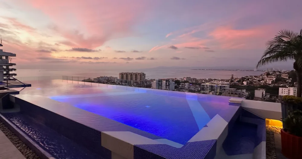 L'annuncio di Harold su misterb&b - Rooftop pool, hot tub and gym (for the entire building, not private).  