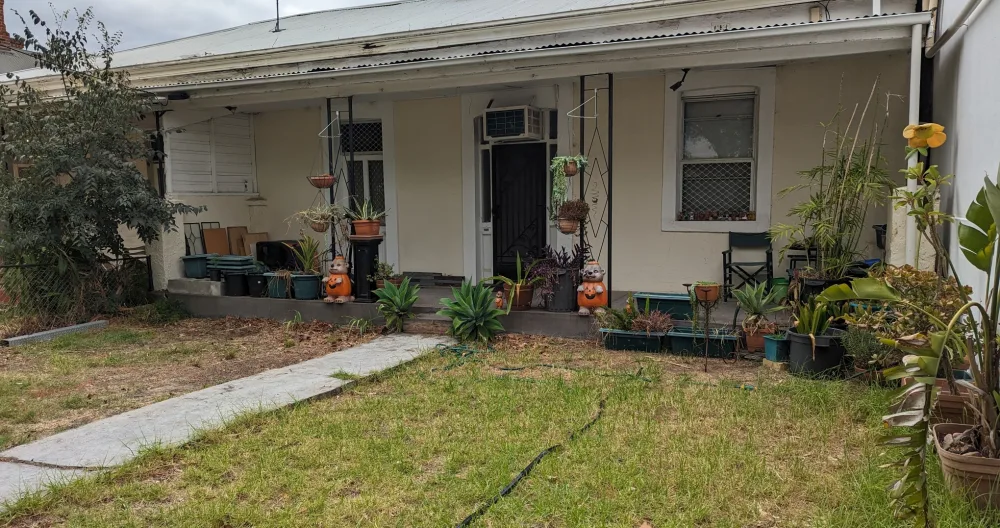Quaint little place so very close to the CBD - Picture 2