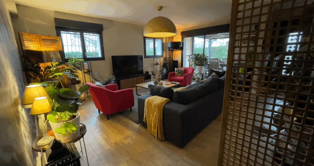 Comfortable guest room in a contemporary setting - Picture 2