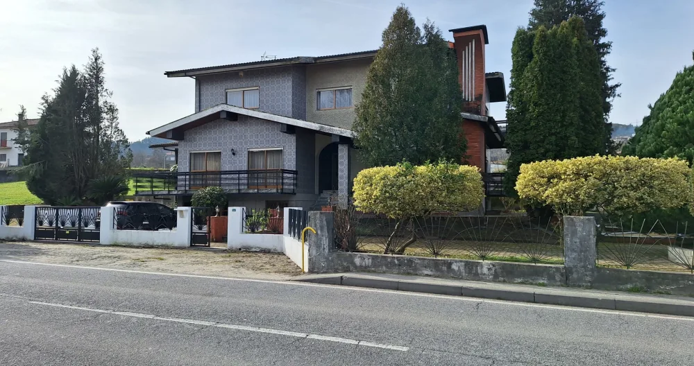 Anúncio de Tom em misterb&b - Built in the early 1980's, and furnished in a classic style we welcome you to our home.  We are centrally located, within accessible distances from the gay community in Guimeraes and Braga by bus or Uber. 